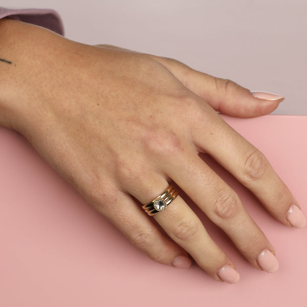 Gouden ringenset - 2 gladde ringen - 1 met kristal glassteen - My Bendel