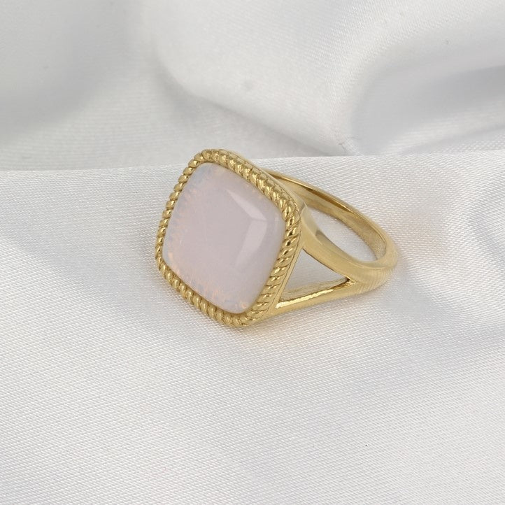 Gouden zegelring - White Quartz - tijdloos design - My Bendel
