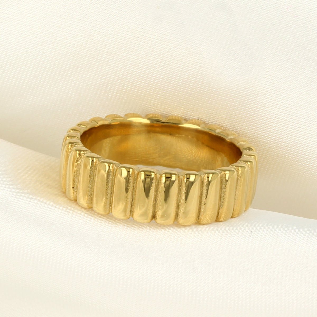 Goudkleurige ring met ribbels - Eigentijds en stijlvol ontwerp - My Bendel