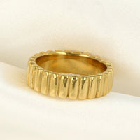 Goudkleurige ring met ribbels - Eigentijds en stijlvol ontwerp - My Bendel