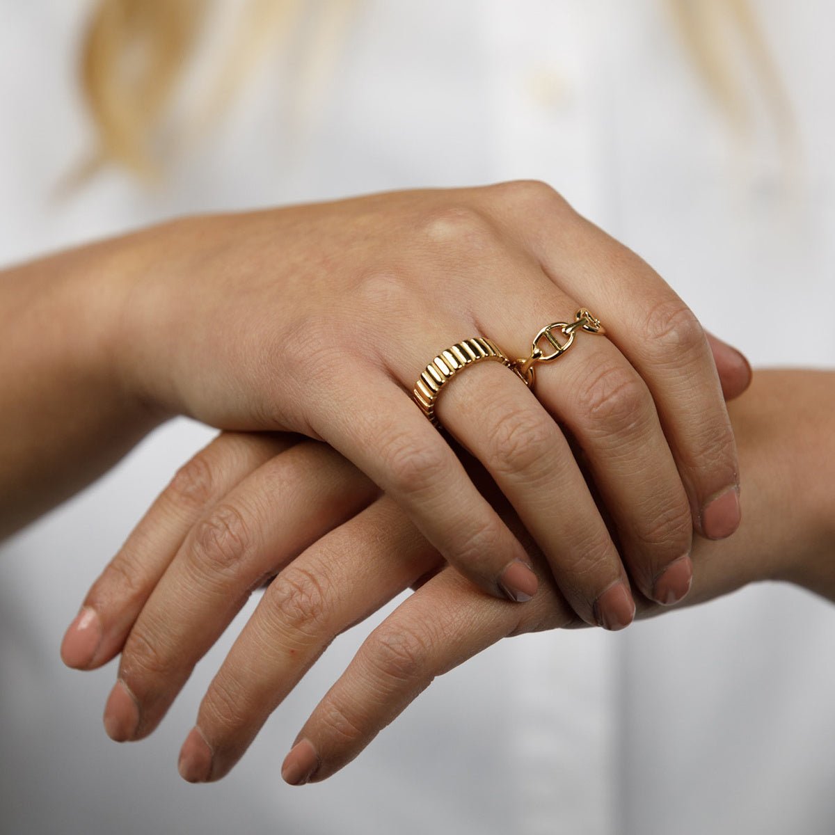 Goudkleurige ring met ribbels - Eigentijds en stijlvol ontwerp - My Bendel