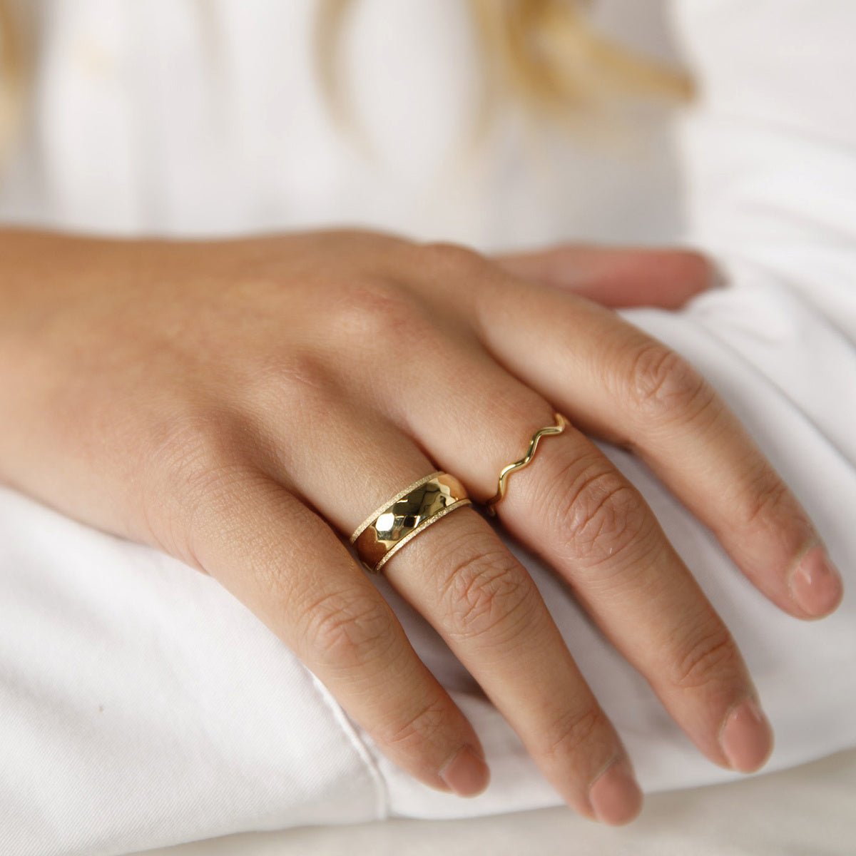 Goudkleurige wave aanschuifring - golf design - 14K plating - My Bendel