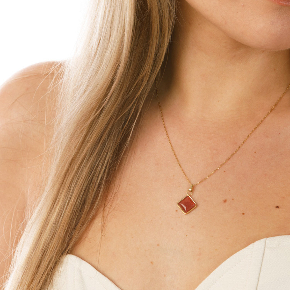 Goldene Kette mit rotem Aventurin-Anhänger - einzigartiges Design