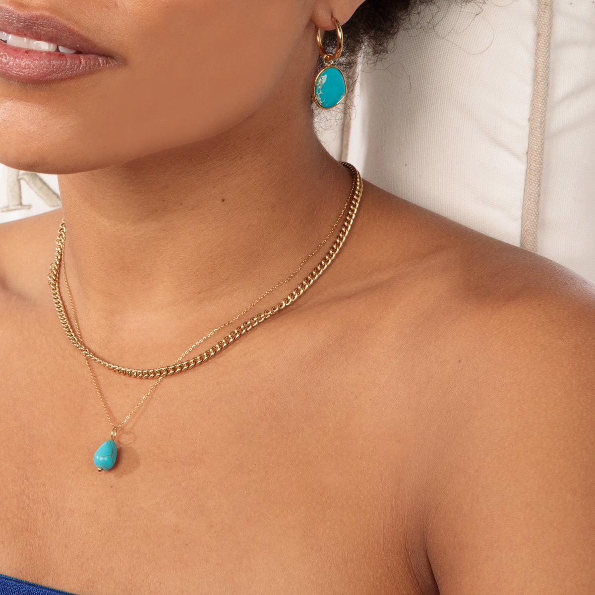 Goldene Kette mit blauem Howlith birnenförmigem Anhänger