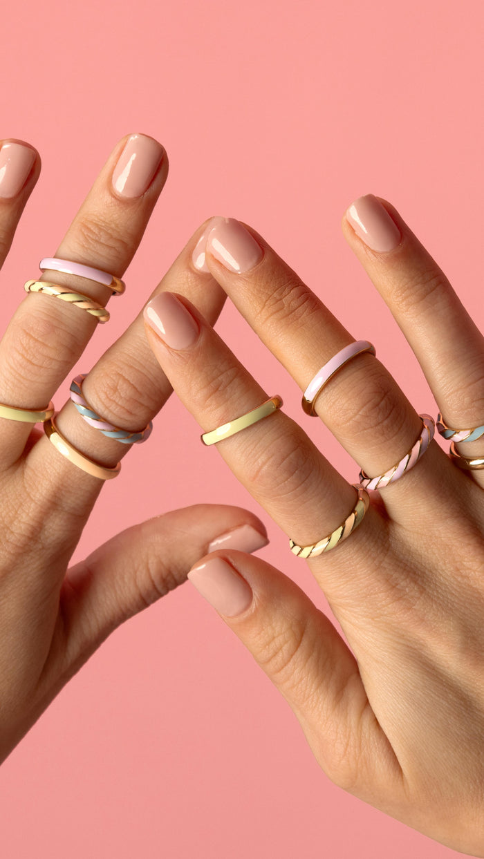 Who is a fan of these colorful epoxy rings? 💕

Delightfully cheerful for these summer days!

#mybendel #jewelry #epoxyrings #summerrings