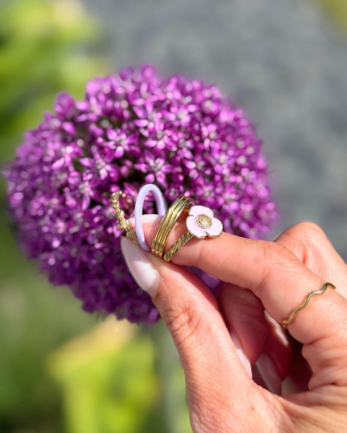 Combine soft pastel colors with gold for a summery, cheerful look.⁠
Ready to bloom? 💜⁠
⁠
#mybendel #ringenstyling #pastelvibes #springjewelry #dutchdesign #sieradeninspiratie #flowerpower #zomerstijl⁠