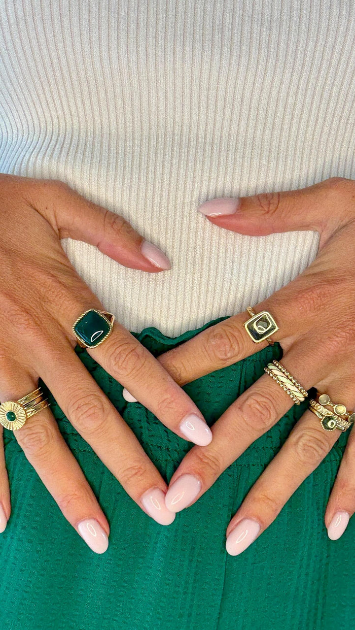 Groen = goed!
Groen is een favoriet bij My Bendel (naast roze natuurlijk 😇), want groen is altijd goed.
We hebben diverse groene (edel)stenen, dus keuze genoeg! 

Wat is jouw favoriete groene sieraad van My Bendel?

#mybendel #sieraden #goudensieraden #edelstenensieraden #jewelry #ringenset #inspiratie #styleinspo