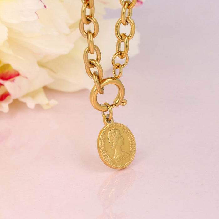 Beauty is in the details!⁠
⁠
⁠
#mybendel #jewelry #sieraden #beautyisinthedetails #goudensieraden