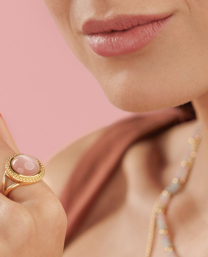 NIEUW⁠
Onze nieuwste collectie staat nu live! Een collectie vol met de mooiste roze (edel)stenen sieraden. Alle sieraden kunnen weer met elkaar gecombineerd worden. Dit seizoen hebben we een nieuwe aanwinst; Pink Moonstoon ⁠
Een edelsteen vol liefde, emotionele balans en intuïtie en dat in de maand van de liefde! ⁠
⁠
Nu verkrijgbaar 💕⁠
#Mybendel #nieuwecollectie #rozesieraden #pinkmoonstone #edelstenen