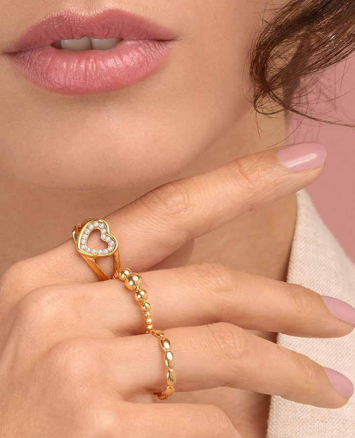 Stylish met parels. ⁠
Parels zijn tijdloos en altijd goed. Combineer een statement met een fijne effen gouden aanschuifring voor een perfecte ringparty.⁠
.⁠
.⁠
.⁠
#Mybendel #sieraden #jewellery #rings #goudenring #goldring