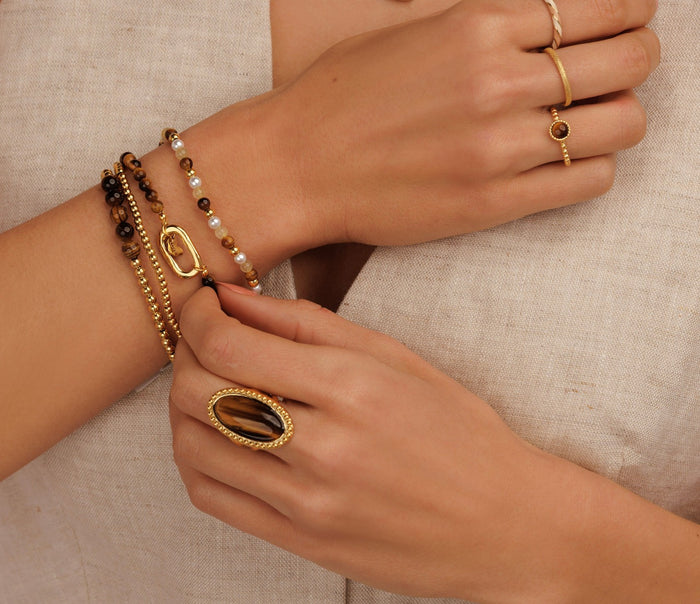 Tiger Eye. De steen die staat voor moed en doorzettingsvermogen. Maar ook een heel mooie steen met een warme bruine tint die gemakkelijk te combineren is. Een echte favoriet.⁠
.⁠
.⁠
.⁠
⁠
#mybendel #jewelry #sieraden #edelsteen #goudensieraden #tigereye #jewelrydesign