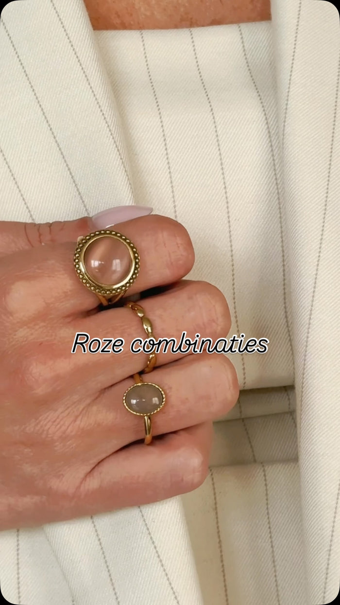 Mix and match roze aanschuifringen met edelstenen. 💎 Pink moonstone met Rose Quartz, zacht, roze, harmonie en liefde gecombineerd. 
#mybendel #sieraden #edelstenen #stackingrings #rings