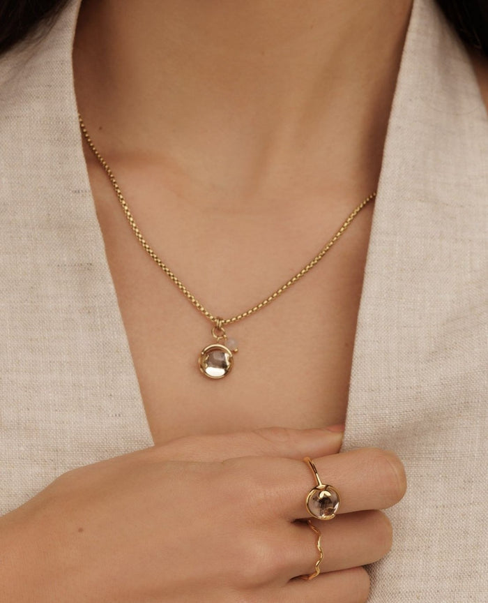 NIEUW: Ring en ketting met champagne kleur steen. Aan de zijkant van de ring zit een hartdetail, wat het ontwerp een extra romantische en persoonlijke touch geeft. Perfect om samen te dragen of als bijzonder cadeau. ✨💛⁠
.⁠
.⁠
.⁠
#Mybendel #sieraden #nieuw #New #jewellery #jewelrydesign #ketting #ring #brown #bruinesieraden