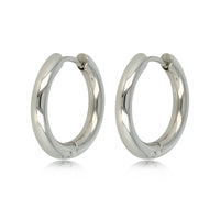 Klassieke gladde zilveren oorring van 20x3 mm