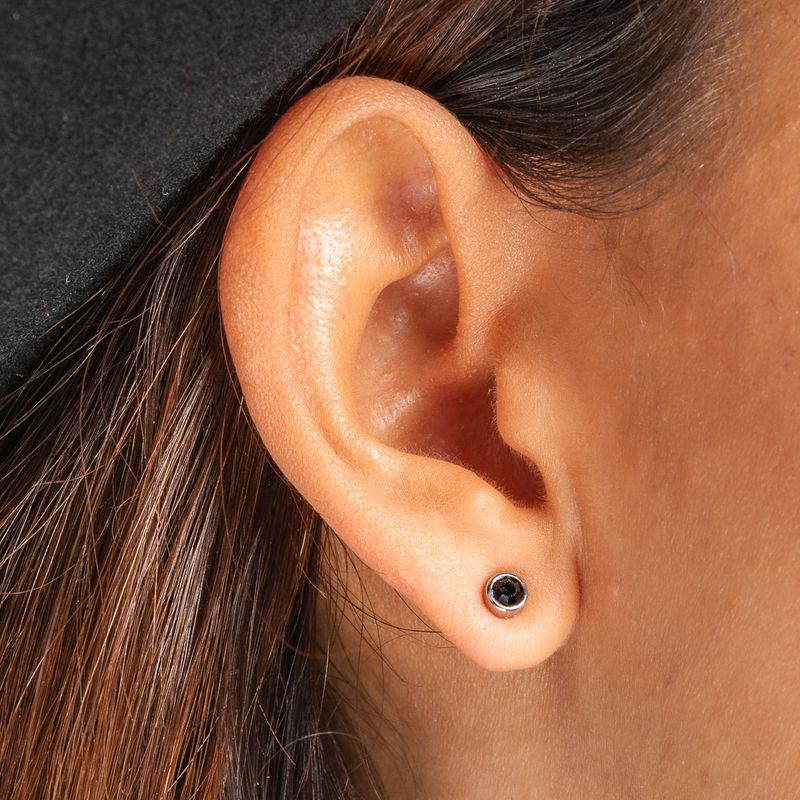 Elegante silberne Ohrringe mit schwarzen Zirkonia
