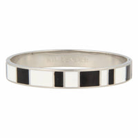 Elegante zilveren bangle van 10 mm met zwart-wit epoxy. Blijft jarenlang mooi, irriteert niet en verkleurt niet. Perfect voor elke gelegenheid. # MB1001