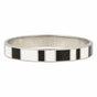 Elegante zilveren bangle van 10 mm met zwart-wit epoxy. Blijft jarenlang mooi, irriteert niet en verkleurt niet. Perfect voor elke gelegenheid. # MB1001