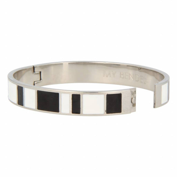 Elegante zilveren bangle van 10 mm met zwart-wit epoxy. Blijft jarenlang mooi, irriteert niet en verkleurt niet. Perfect voor elke gelegenheid. # MB1001