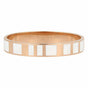 Elegante 10 mm brede roségouden bangle met schitterend wit epoxy. Duurzaam, hypoallergeen en kleurvast. Perfect voor elke gelegenheid. # MB1002