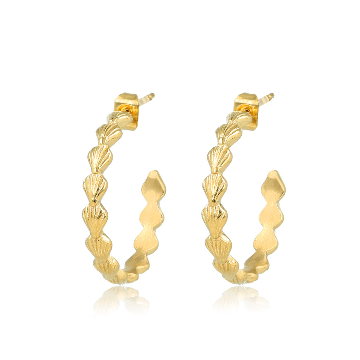 Sommerlicher goldener Ohrstecker mit Muscheln