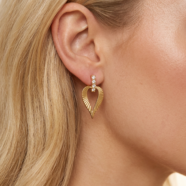 Goldene Ohrringe mit herzförmigem Anhänger und Zirkonia