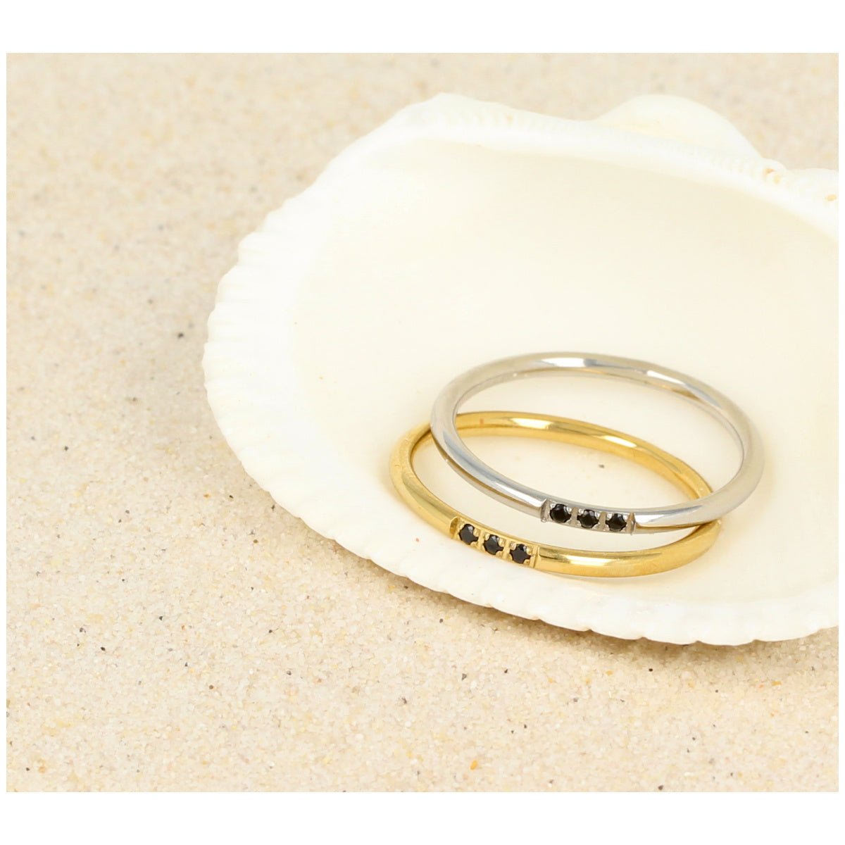 Minimalistische gouden ring - Drie zwarte glasstenen - My Bendel