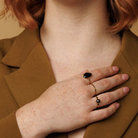 Minimalistische gouden ring - Drie zwarte glasstenen - My Bendel