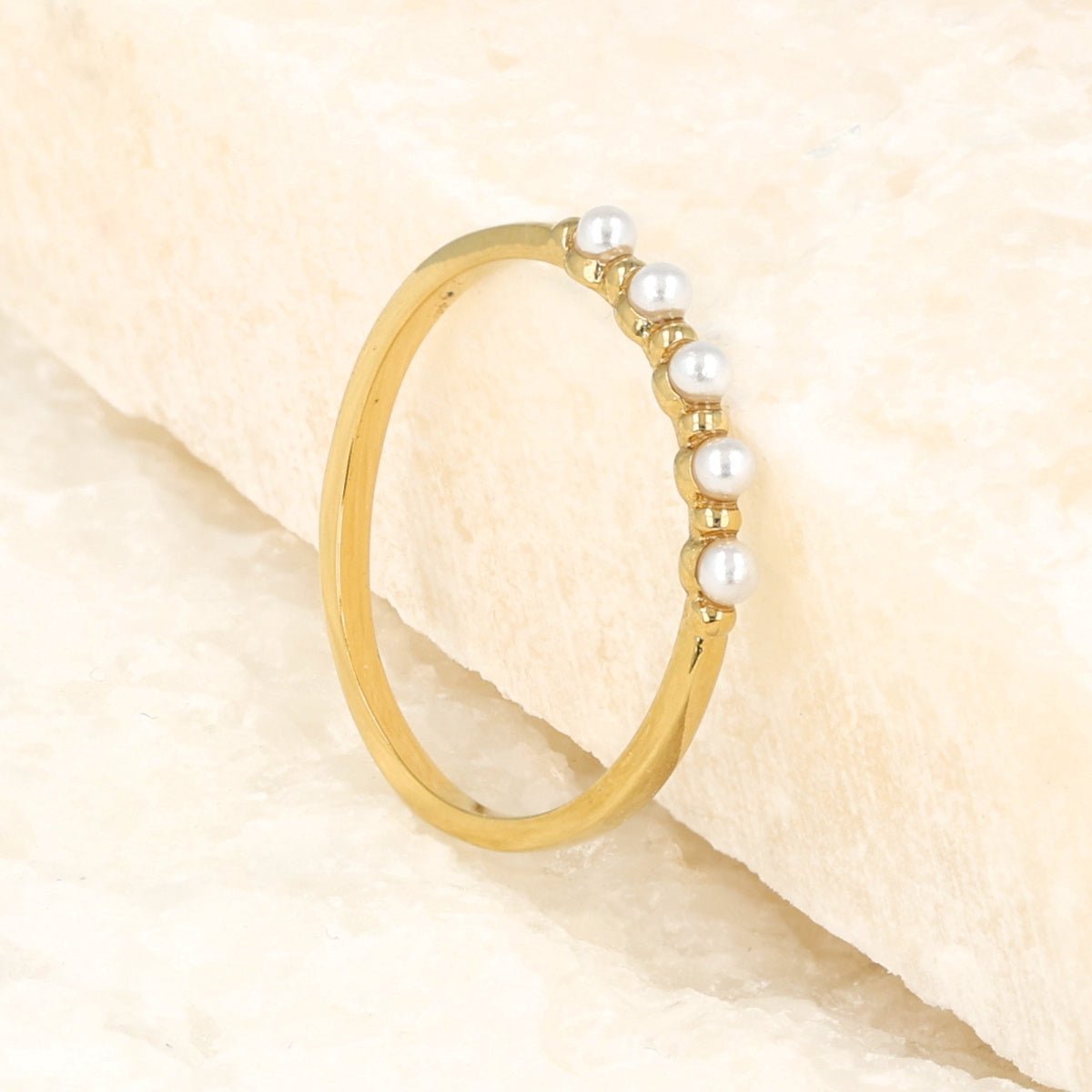 Minimalistische gouden ring - kleine witte parels - My Bendel