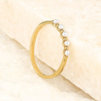 Minimalistische gouden ring - kleine witte parels - My Bendel