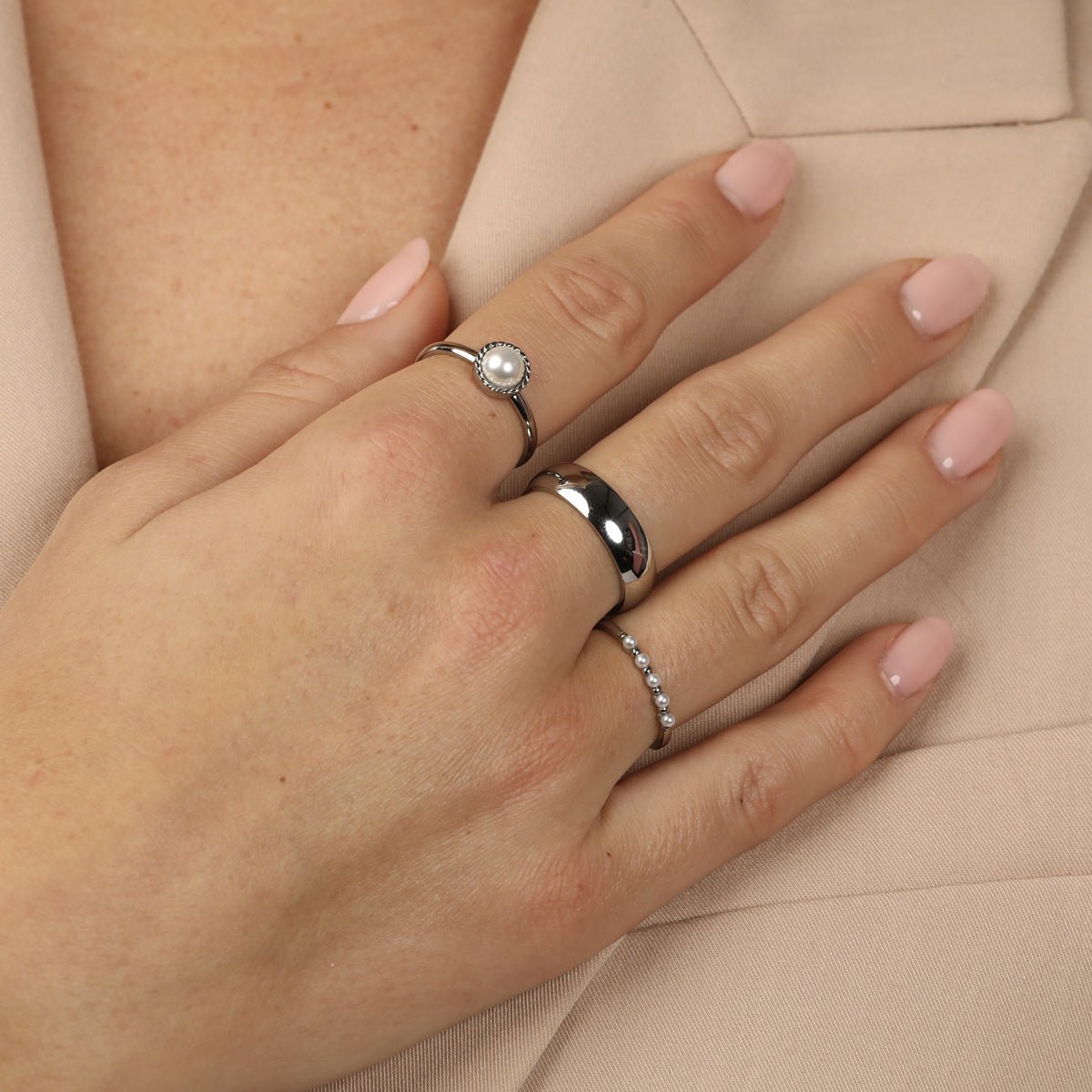 Minimalistische zilveren ring - kleine witte parels - My Bendel