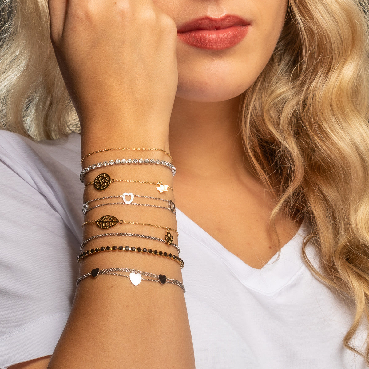 Gold charm bracelet with hearts - adjustable