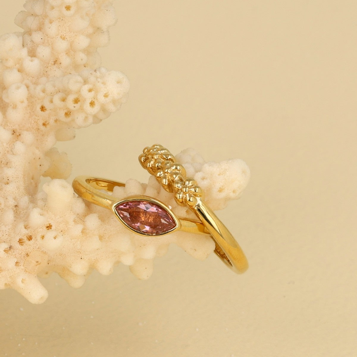 Golden ring with little flowers - elegant and timeless jewelry