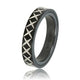 Unieke 4 mm brede zwart keramieken ring met cross gegraveerd