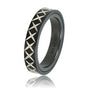Unieke 4 mm brede zwart keramieken ring met cross gegraveerd