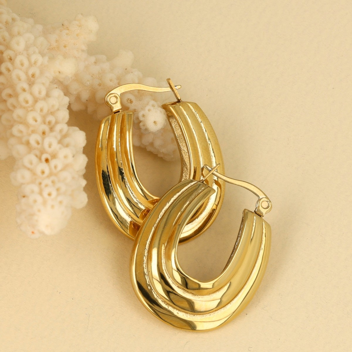 Golden Oval Ribbed Earrings - Playful Elegance 25mm