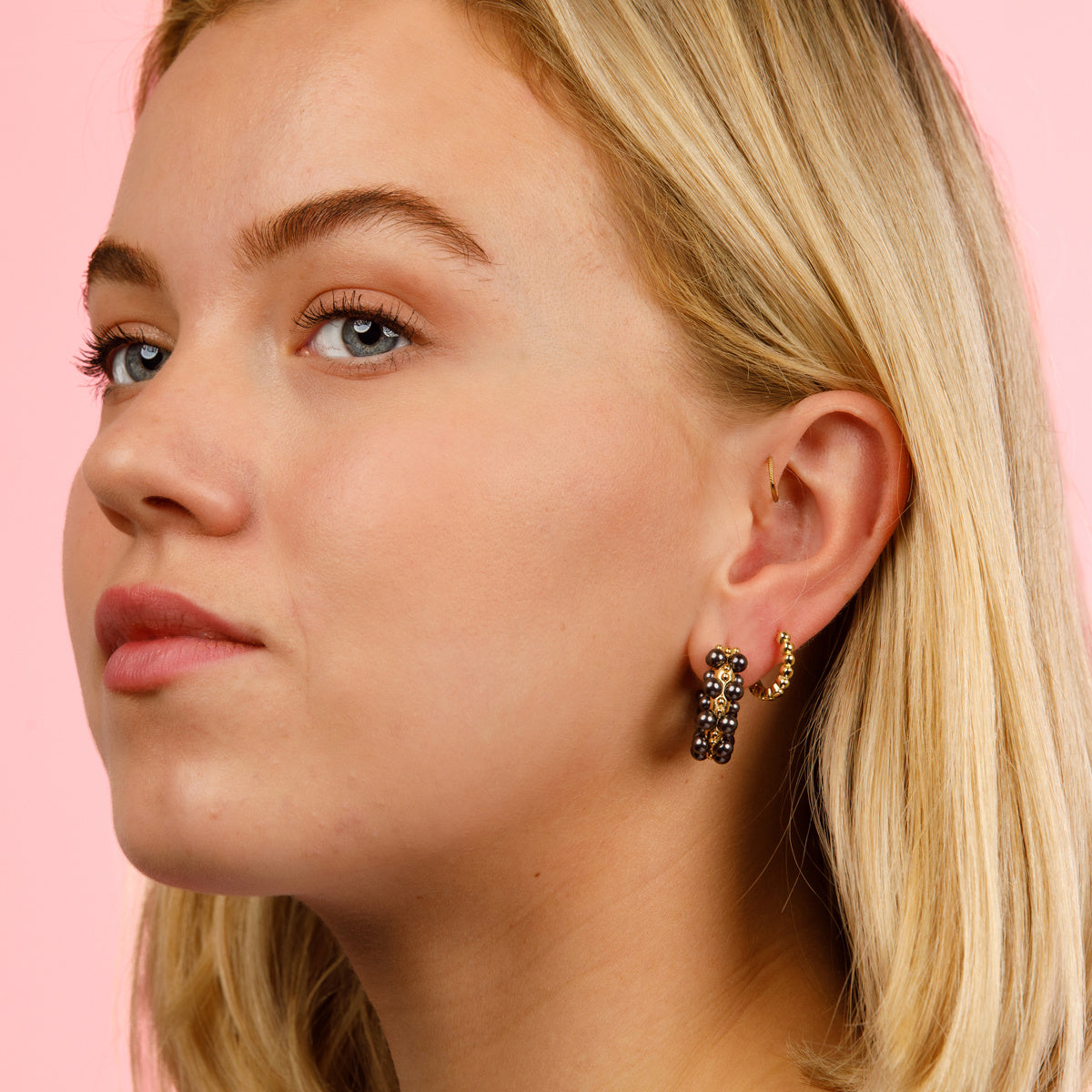 Gouden Oorring met Zwarte Parel Elegantie 23mm