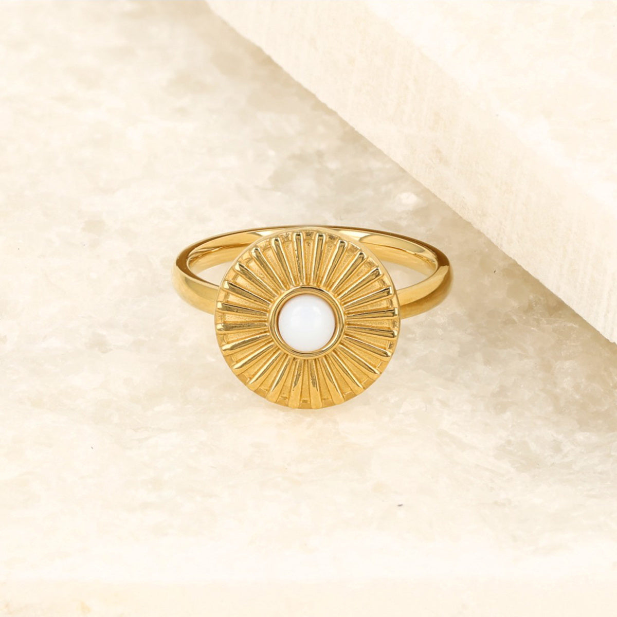 Goldener Ring mit Sonne - Weißer Aventurin Edelstein