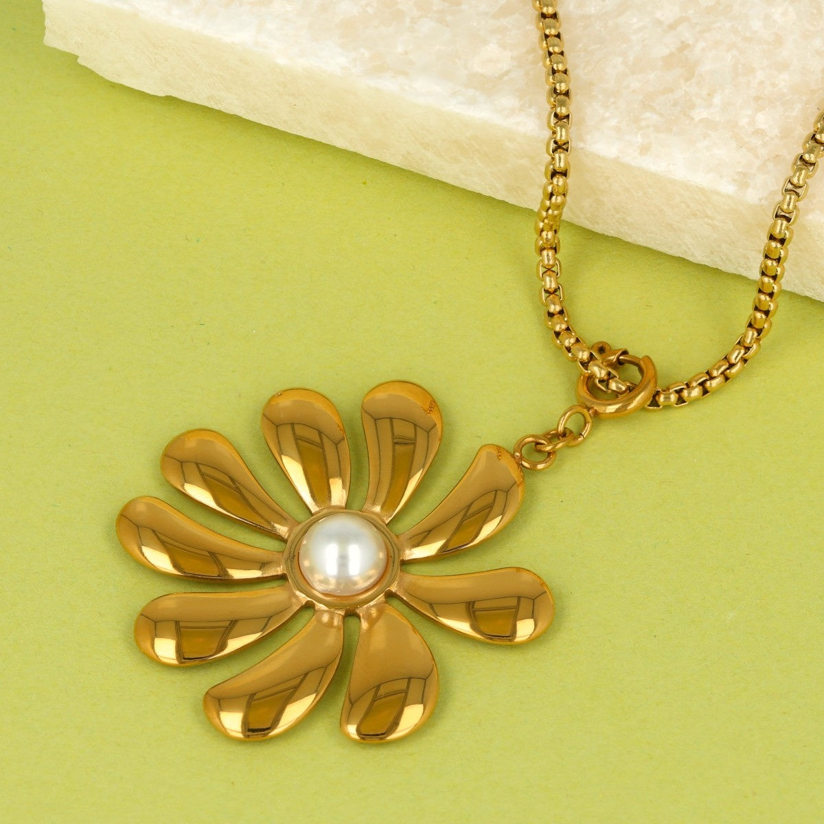 Goldene Kette mit Blumenanhänger und weißer Perle 47cm