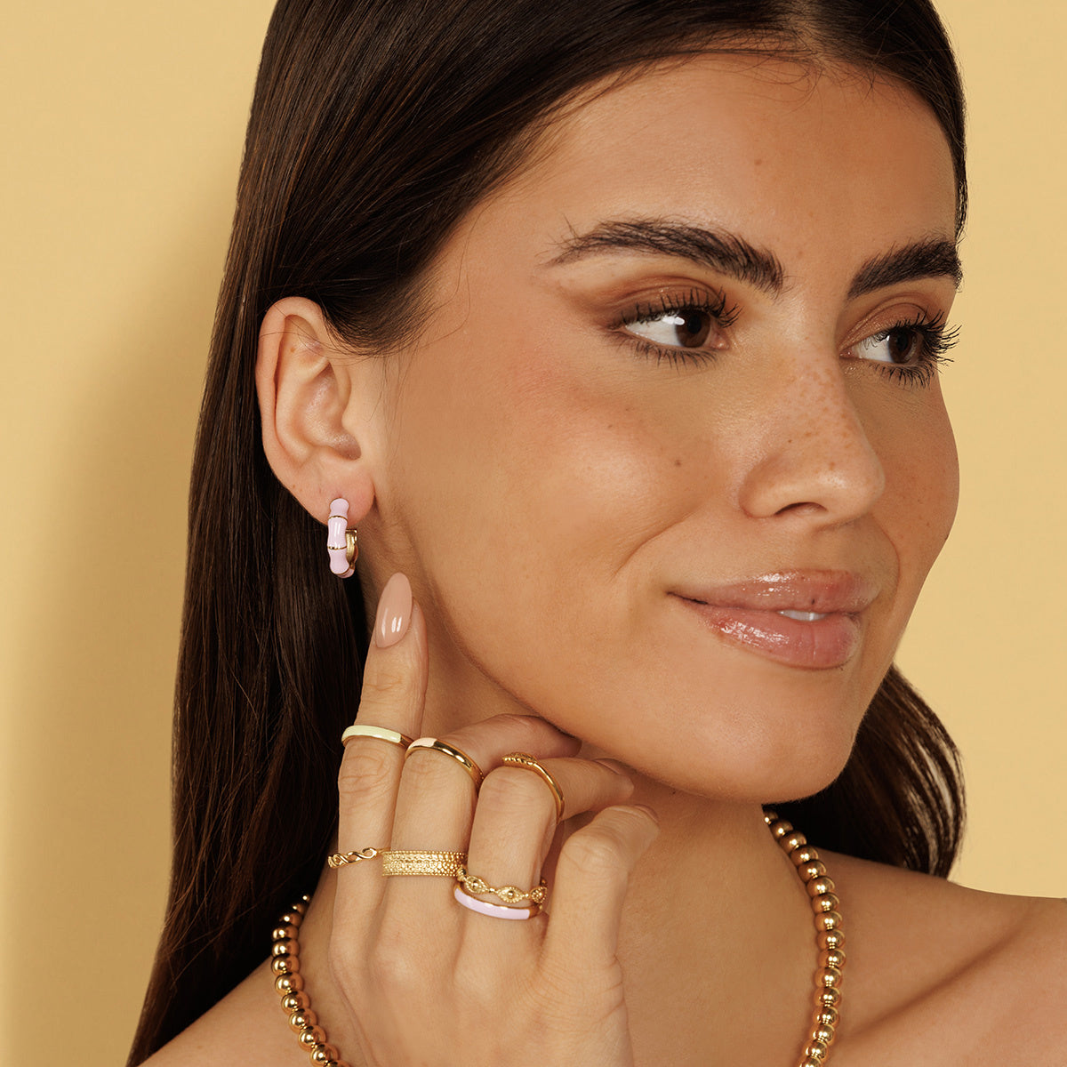 Lila Epoxid Goldene Ohrstecker: Eleganz in Farbe