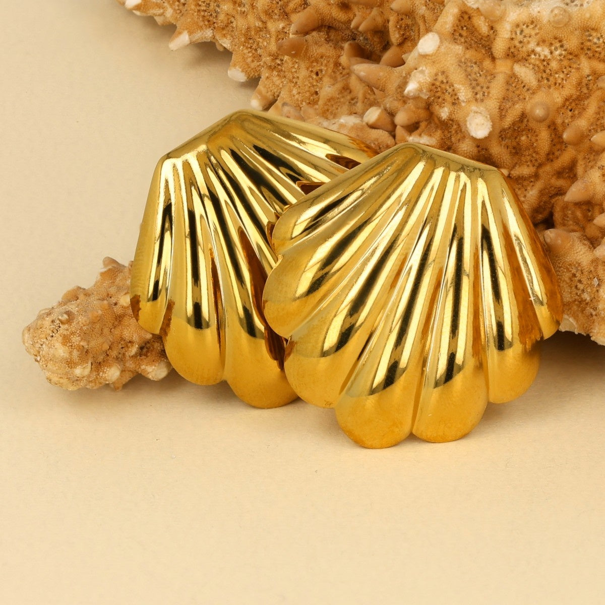 Sommerliche goldene Muschel-Ohrringe