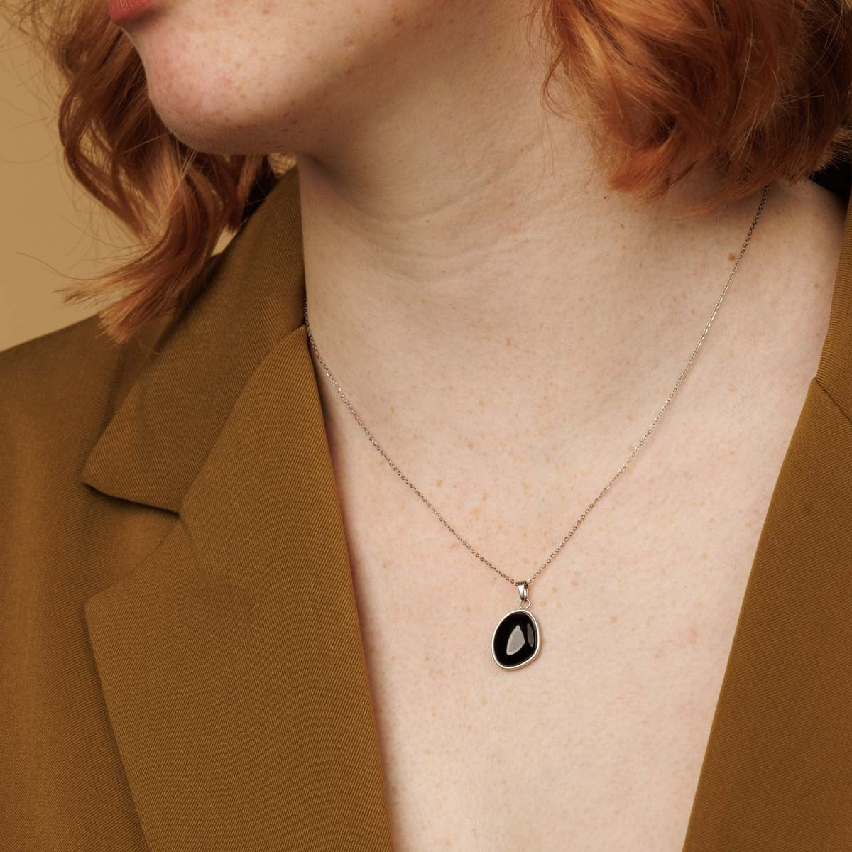 Silberne Kette mit großem rundem Onyx-Anhänger