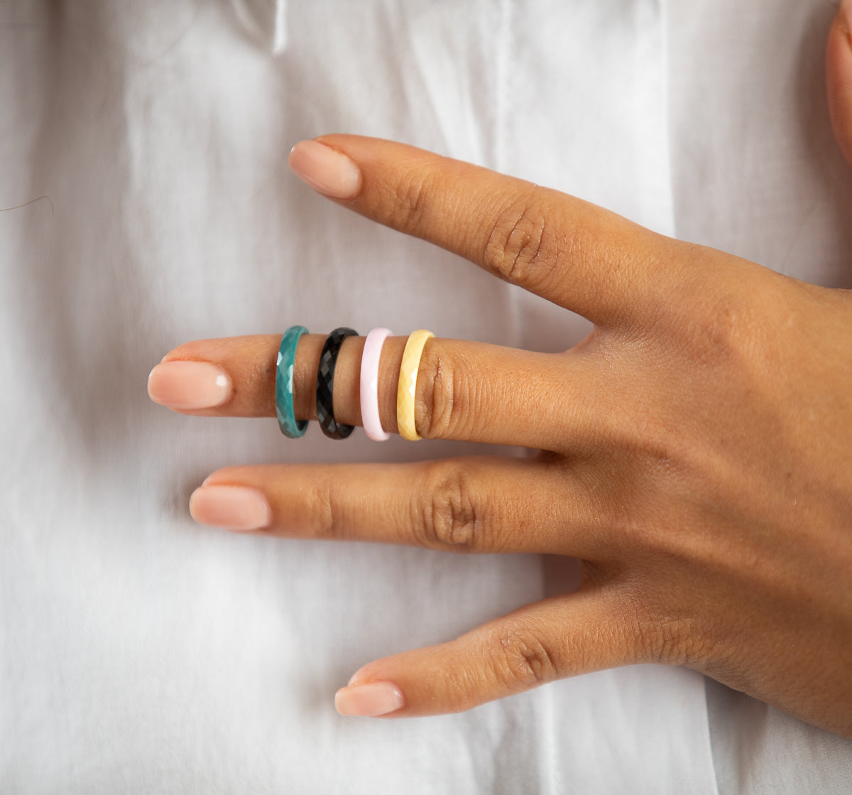 Keramieken ring 3mm - facet geslepen - pastel geel