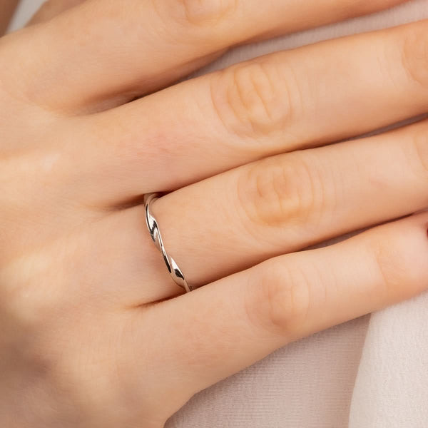 Zilveren damesring met twist - elegant Stainless steel - 2 mm