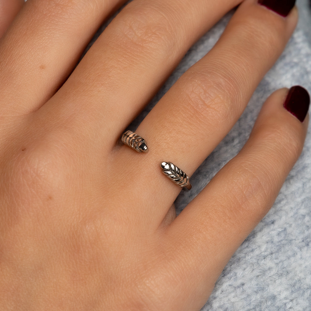 Open ring with leaf pattern - Does not discolor - 3.5 mm wide
