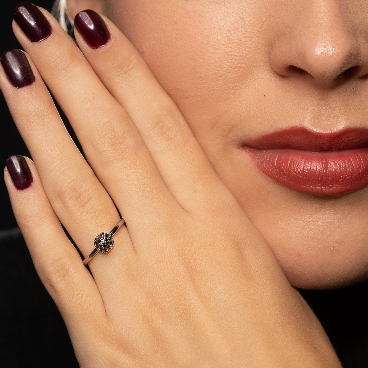 Zilveren ring met zwarte zirkonia - minimalistisch design