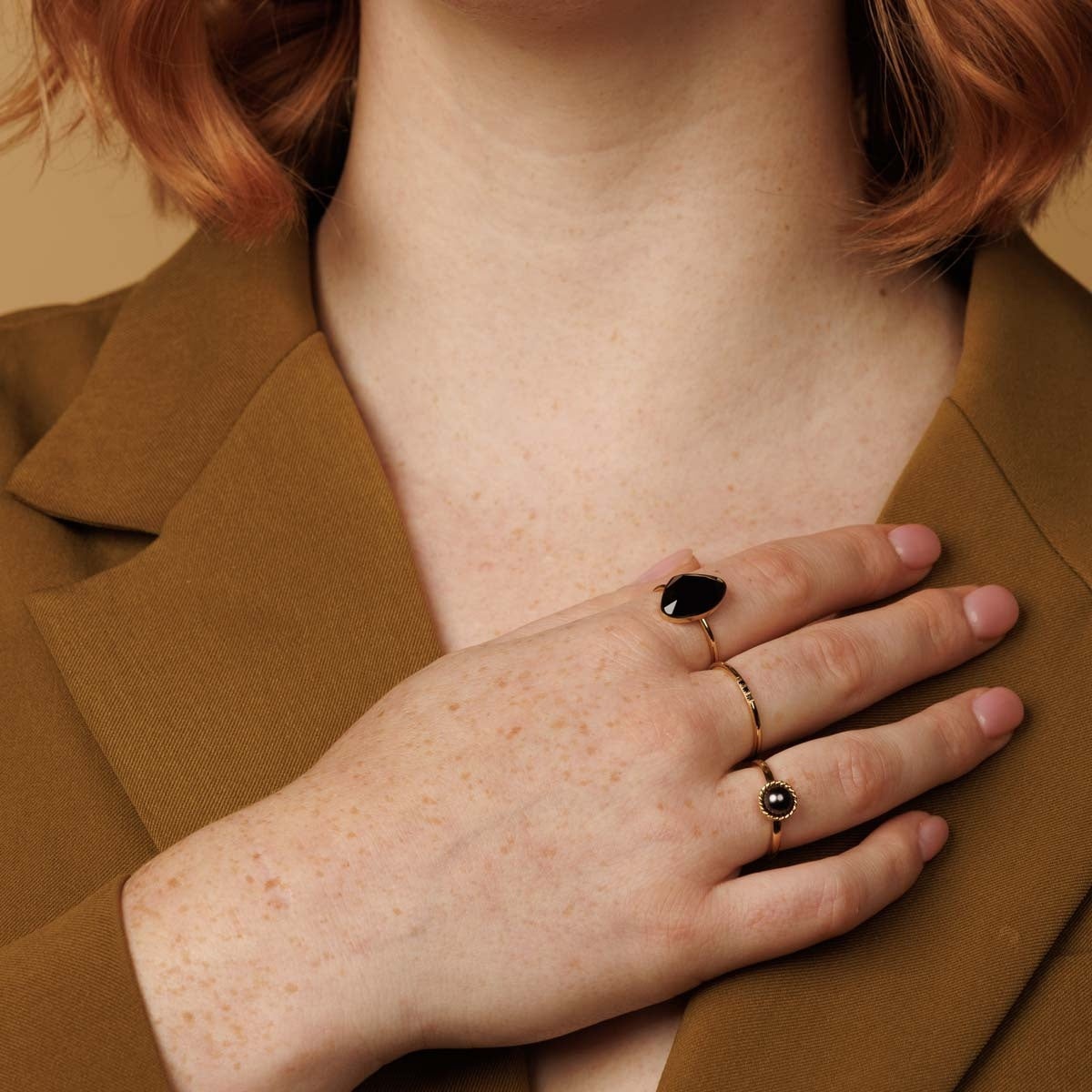 Minimalistische gouden ring - Drie zwarte glasstenen