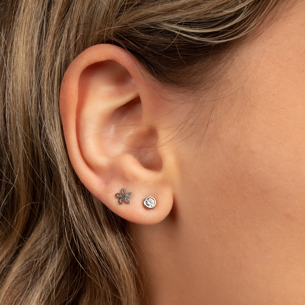 Strahlende Silberne Blumen-Ohrstecker - 6mm Eleganz