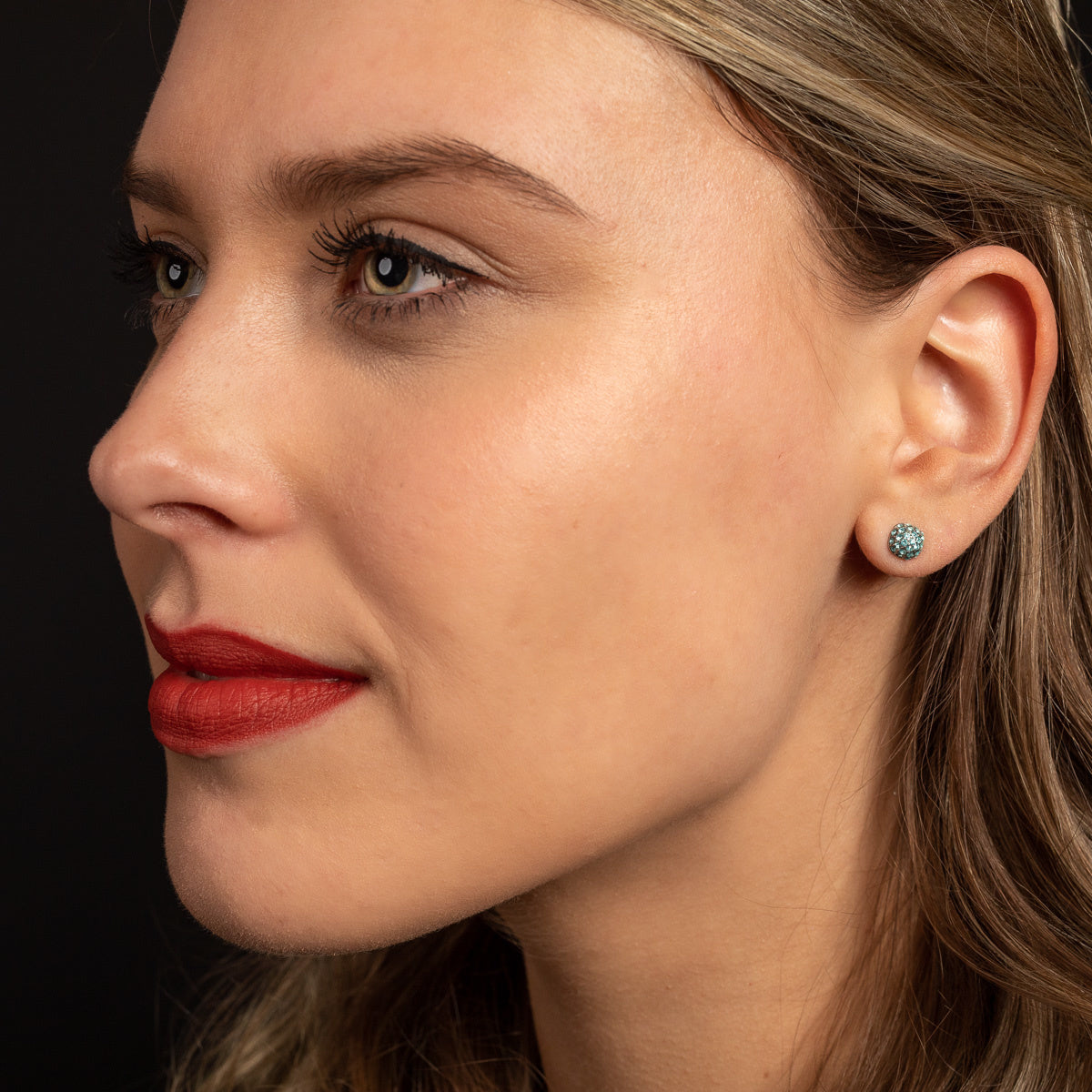 Strahlende goldene Ohrstecker mit Aqua Zirkonia 6mm