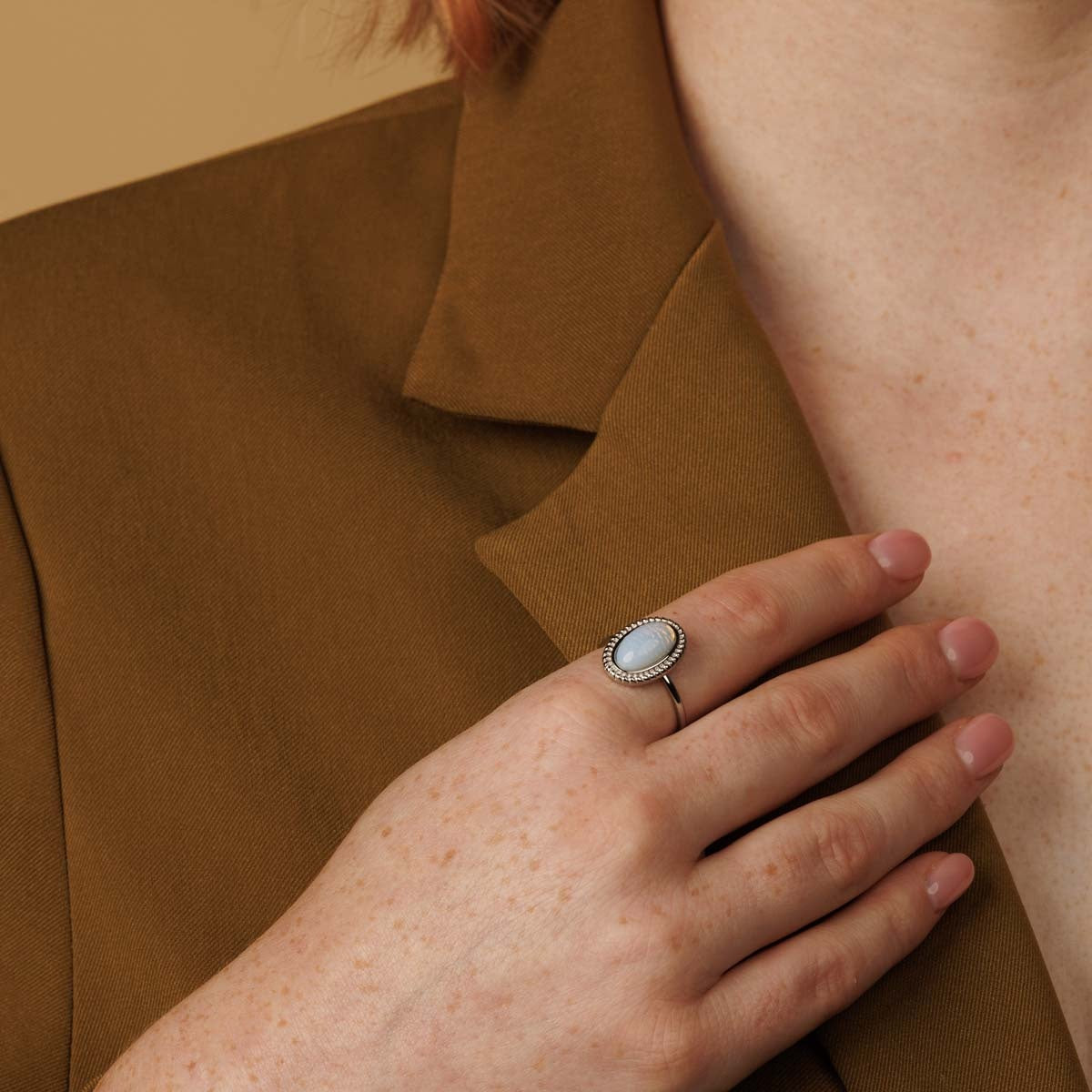 Vintage silver ring - White Quartz stone - Twisted edge