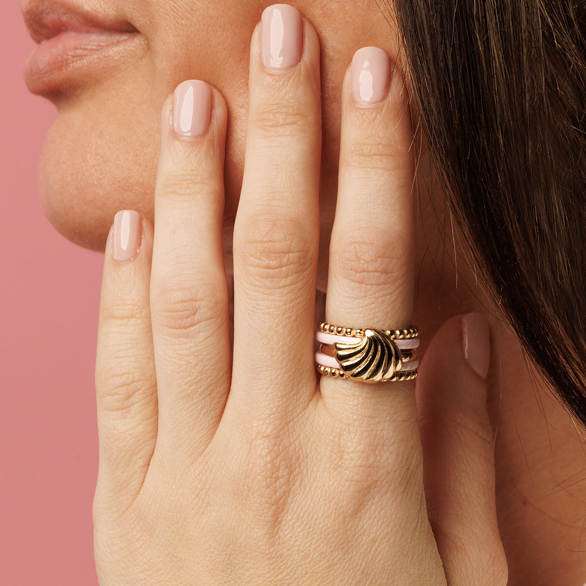 Ringenset: roze keramiek, gouden bolletjes, schelp. 5 ringen voor unieke stijl. Inclusief 1 jaar garantie.